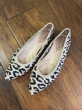 Old Navy Leopard-Print Pointed-Toe Flats in Beige and Black